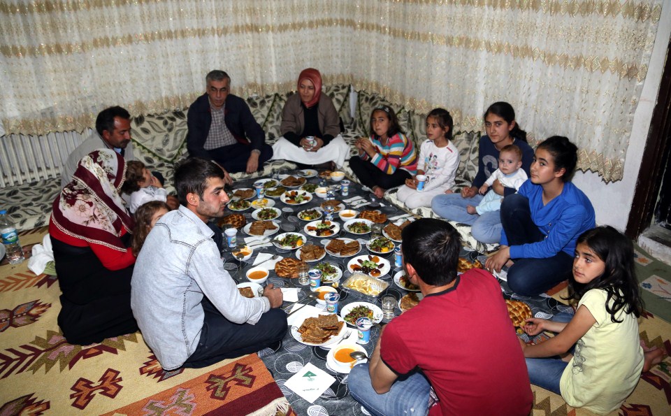 Vali Şeref Ataklı, eşi Adile Ataklı ile İpek ailesinin iftar konuğu oldu.