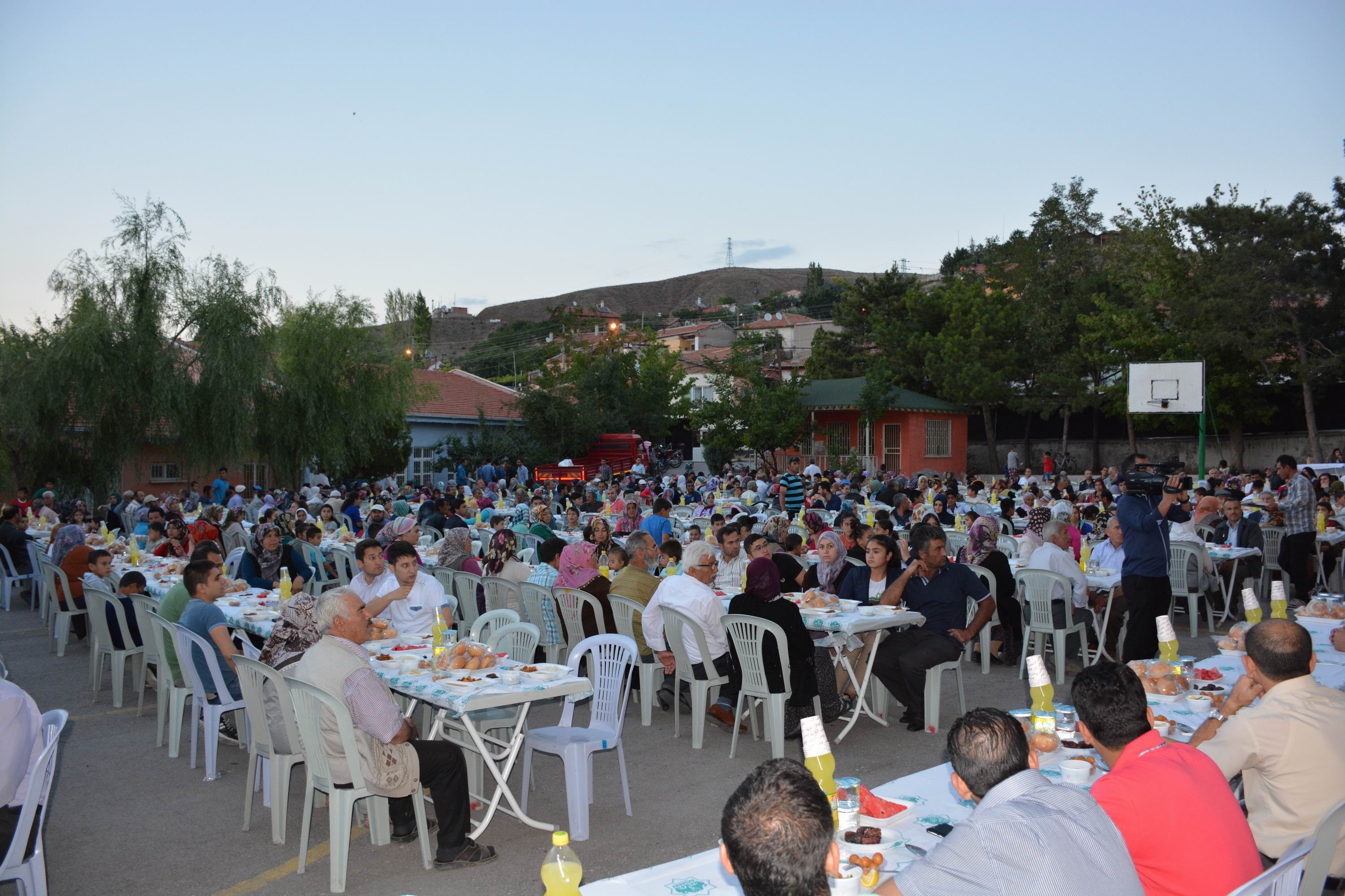 Toplu İftar Yemeği ve Mahalle Meclisi Toplantıları Devam Ediyor.