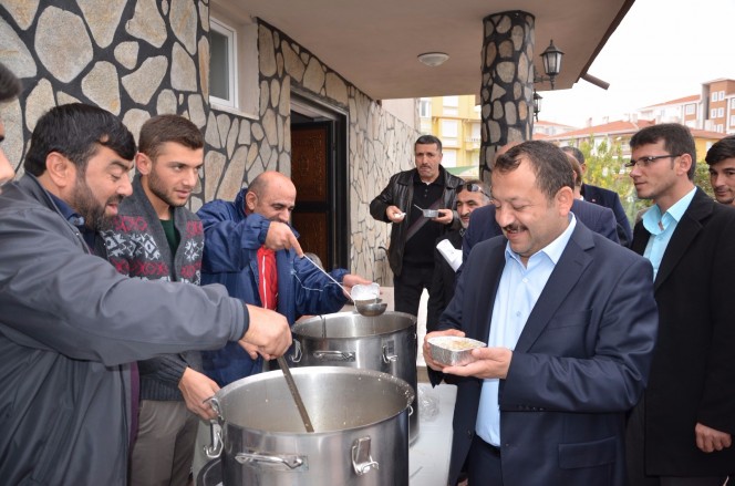 Vatandaş AK Parti’nin Zaferi İçin Dua’da Bulundu