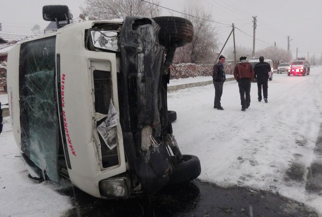 Aksaray’da Öğrenci Servisi Devrildi