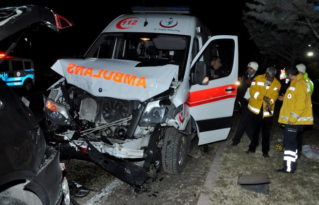 Ambulans ile Otomobil Çarpıştı: 4 Yaralı