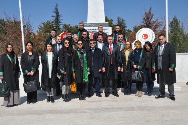 Aksaray Barosu şehit mezarlarına karanfil bıraktı