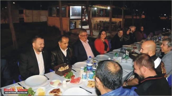 Vali Pekmez polis kontrol noktasında polislerle birlikte sahur yaptı