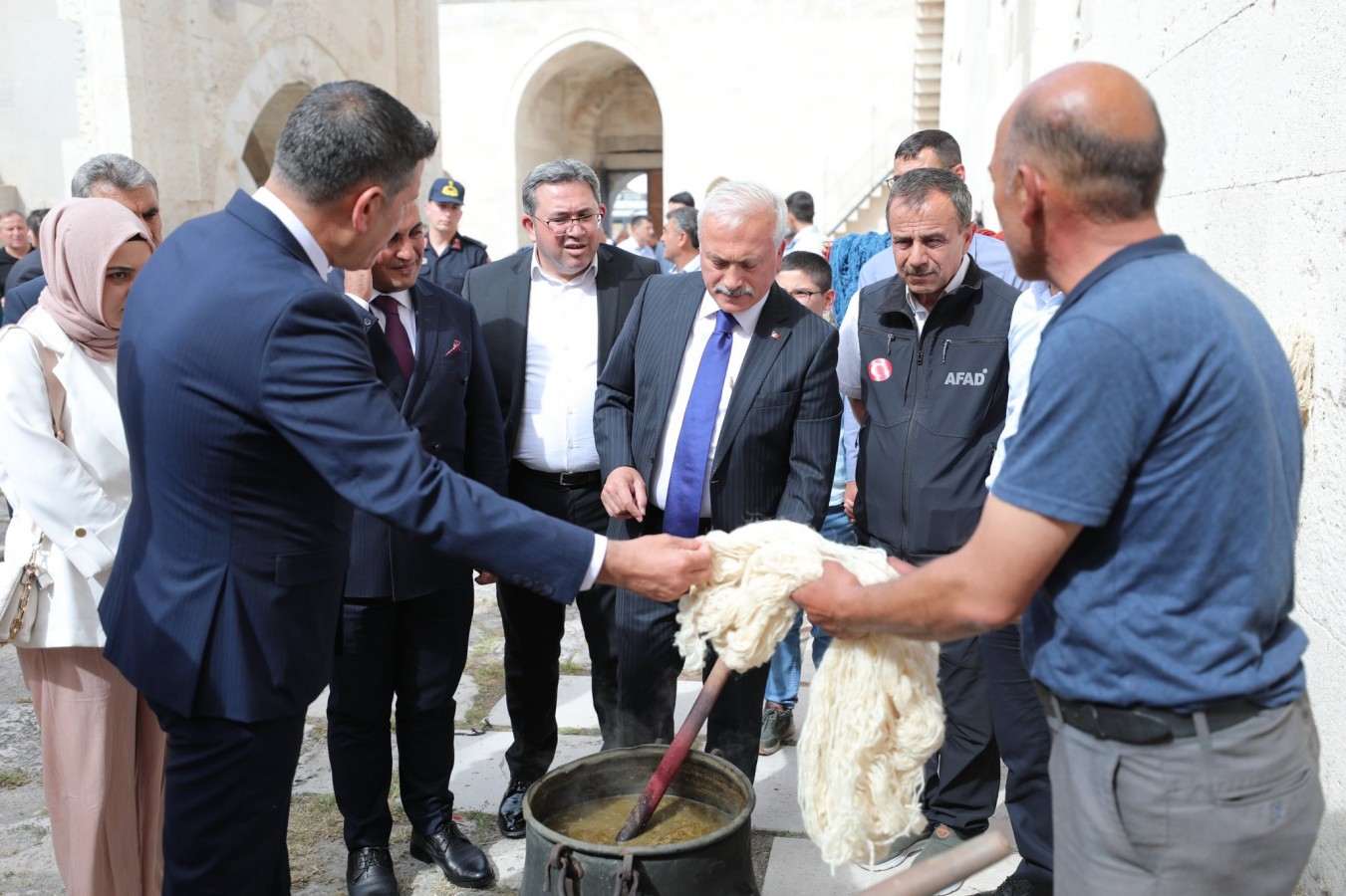 Vali Kumbuzoğlu, Hem ilmek attı hem diploma aldı