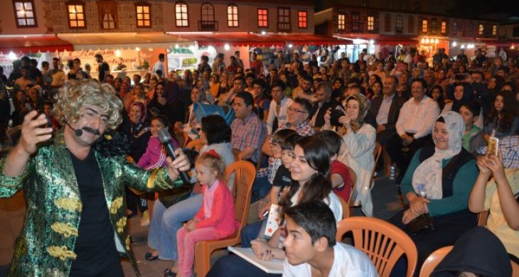 Seksenler Dizisi Oyuncuları Ramazan Sokağını Şenlendirdi