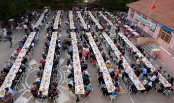 Başkan Yazgı,İftarda Halkla Bütünleşmeye Devam Ediyor