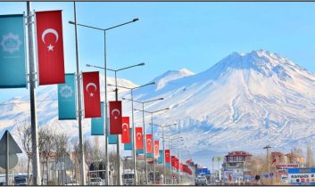 Aksaray Belediyesi, şehrin girişlerini ay yıldızlı Türk bayrakları ile güzelleştirdi