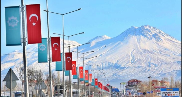 Aksaray Belediyesi, şehrin girişlerini ay yıldızlı Türk bayrakları ile güzelleştirdi