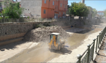 Aksaray Belediyesi’nden Uluırmak Temizliği