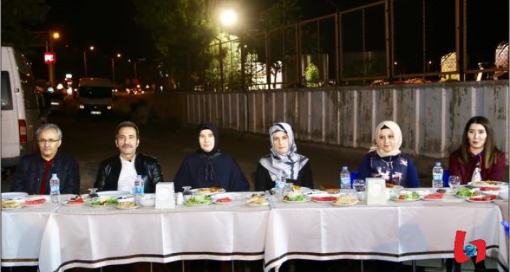 Aksaray protokolü polis kontrol noktasında sahur yaptı