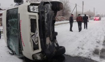 Aksaray’da Öğrenci Servisi Devrildi