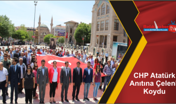 CHP Atatürk Anıtına Çelenk Koydu