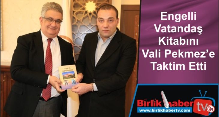 Engelli Vatandaş Kitabını Vali Pekmez’e Taktim Etti