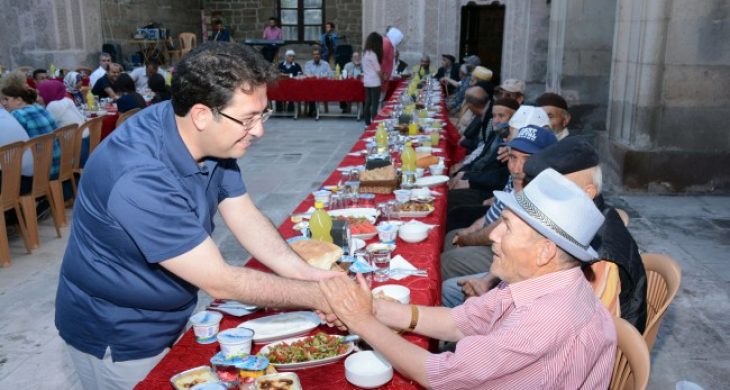 Zinciriye Medresesi’nde Huzurlu Bir İftar