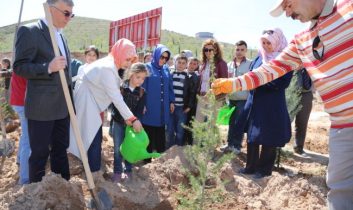 Vali Şeref Ataklı yetimlerle birlikte fidan dikti