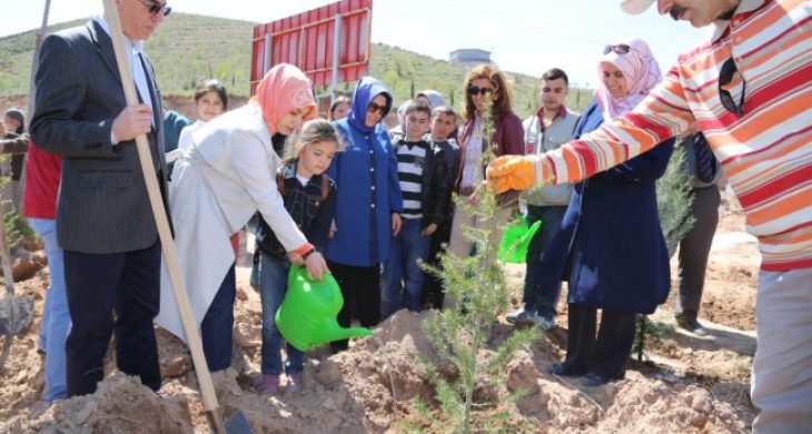 Vali Şeref Ataklı yetimlerle birlikte fidan dikti