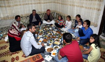 Vali Şeref Ataklı, eşi Adile Ataklı ile İpek ailesinin iftar konuğu oldu.