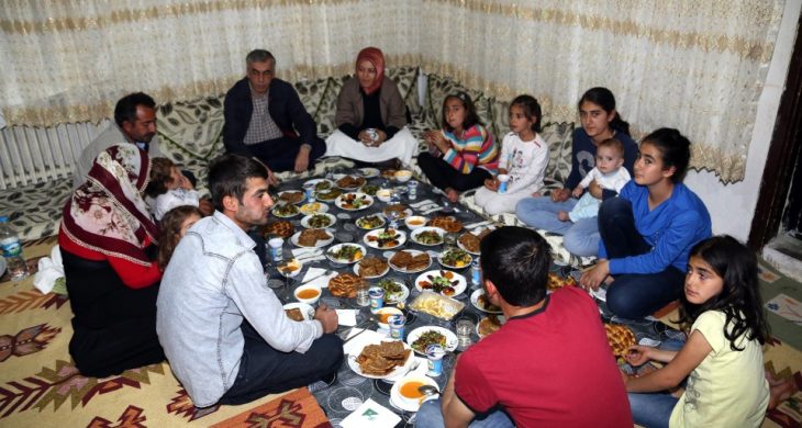 Vali Şeref Ataklı, eşi Adile Ataklı ile İpek ailesinin iftar konuğu oldu.