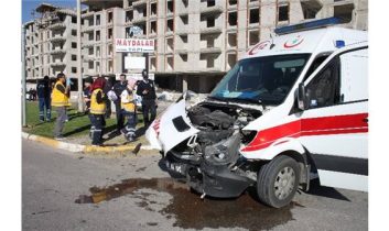 Kazaya Giden Ambulans Kaza Yaptı: Üç Yaralı