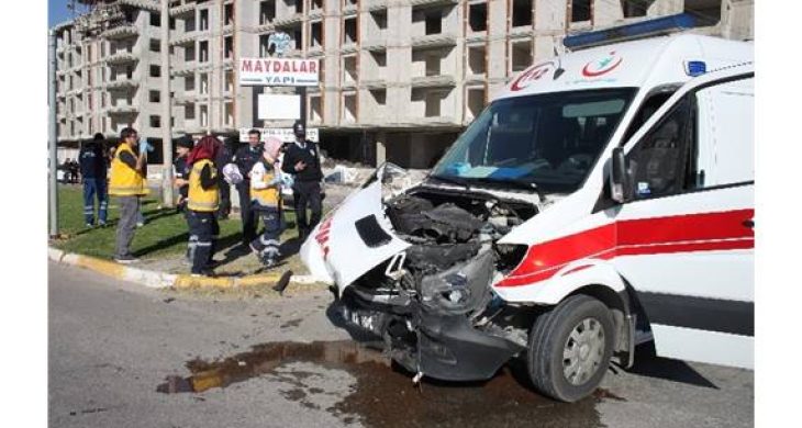 Kazaya Giden Ambulans Kaza Yaptı: Üç Yaralı