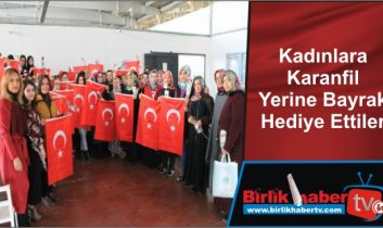 Kadınlara Karanfil Yerine Bayrak Hediye Ettiler