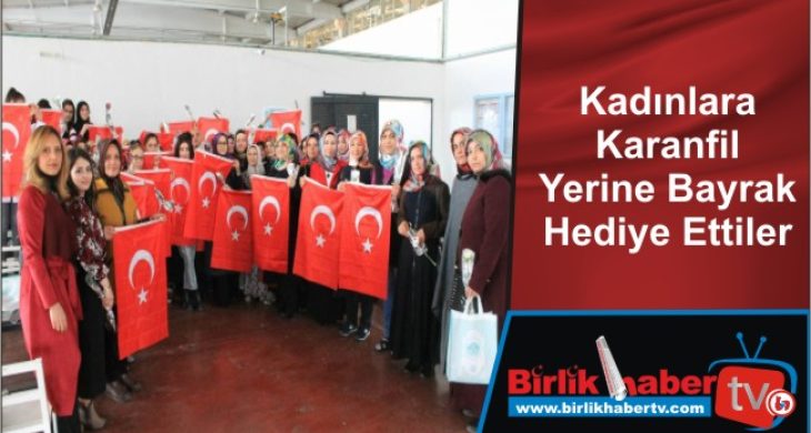 Kadınlara Karanfil Yerine Bayrak Hediye Ettiler