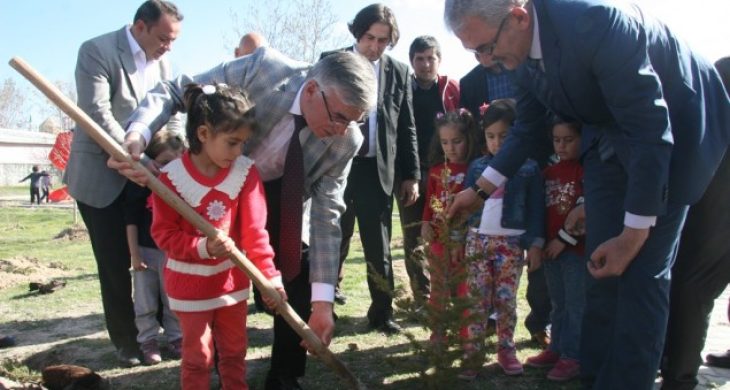 Sultanhanı Belediyesi öğrencilere 10 bin fidan dağıttı