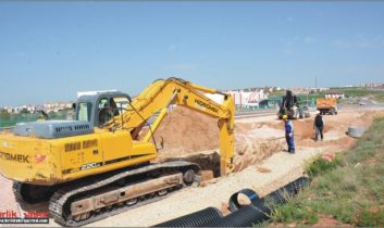 TOKİ-Akin Köyü Yol Kavşağına Yağmur Suyu Borusu Döşeniyor