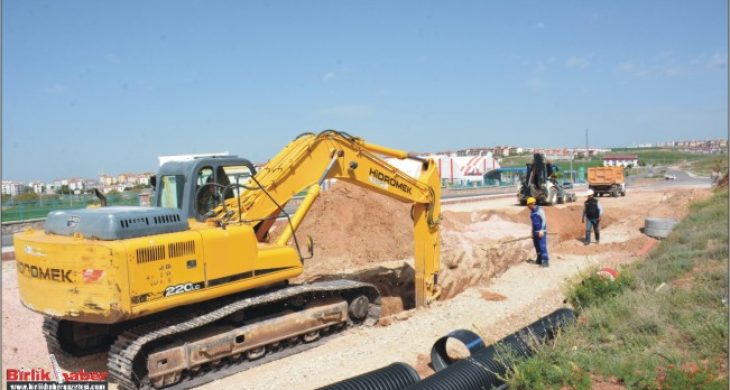 TOKİ-Akin Köyü Yol Kavşağına Yağmur Suyu Borusu Döşeniyor