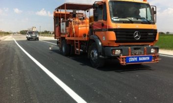 Yenikent’te Yapılan Yollara Trafik Çizgileri Atıldı