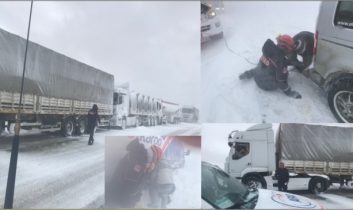 Yolda Kalan Vatandaşlar Kurtarılarak Kumanya Dağıtıldı