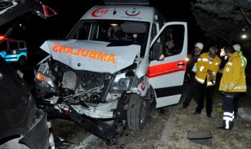 Ambulans ile Otomobil Çarpıştı: 4 Yaralı