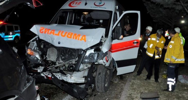 Ambulans ile Otomobil Çarpıştı: 4 Yaralı