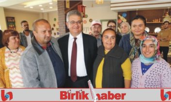 Vali Pekmez “Bende Varım” tiyatro ekibiyle buluştu