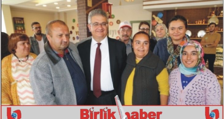 Vali Pekmez “Bende Varım” tiyatro ekibiyle buluştu