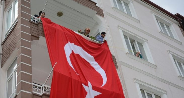 Şehidin Evine Türk Bayrağı Asıldı