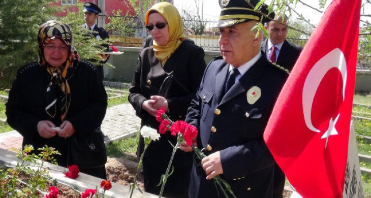 Aksaray’da Şehit Polislerin Mezarına Karanfil Bırakıldı