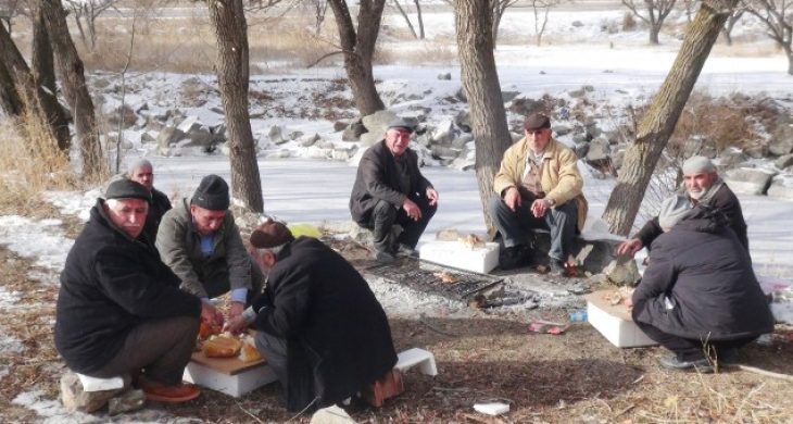 Balıkçılar Kar Üstünde Mangal Yapıp Güreş Tuttu