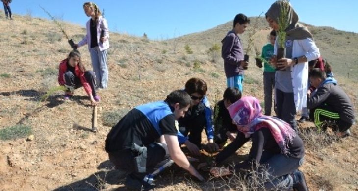 Polis, Orman Haftasını Çocuklarla Fidan Dikerek Kutladı