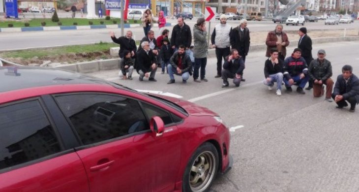 Trafik Işığı İsteyen Mahalle Sakinleri Karayolunda Oturma Eylemi Yaptı